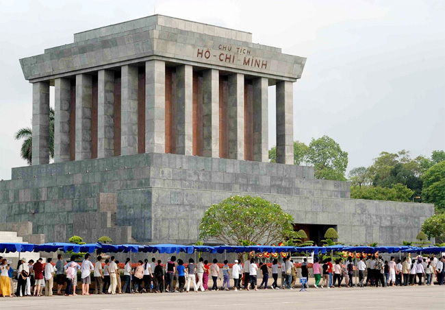 Điều 7: Thăm lăng chủ tịch Hồ Chí Minh