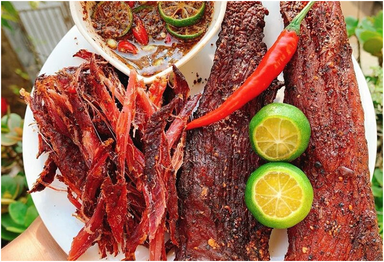 M&oacute;n thịt tr&acirc;u g&aacute;c bếp nhậu với bia ngon